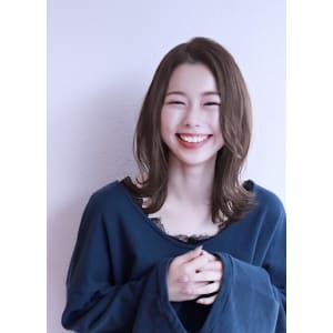 大人カワイイ鎖骨レングス・柿花あや