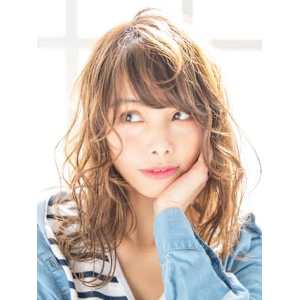 大人可愛い、ヘルシーレイヤー外ハネミディ