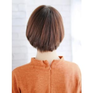 ツヤ感カラーの内巻きボブ