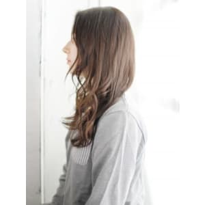 透け感グレージュのミックスカールスタイル