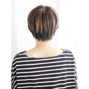 作り込まない2トーンナチュラルショートスタイル