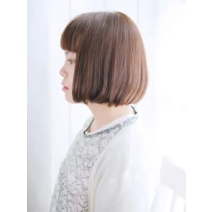 ツヤ感ブラウンのナチュラルボブスタイル