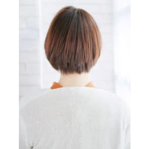 ツヤ感カラーの内巻きボブ