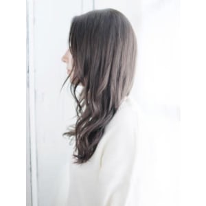 透け感グレージュのミックスカールスタイル