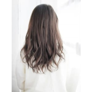透け感グレージュのミックスカールスタイル