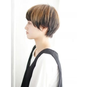 作り込まない2トーンナチュラルショートスタイル
