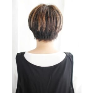 作り込まない2トーンナチュラルショートスタイル
