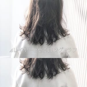レイヤーを入れたグレージュ のラフセミロング