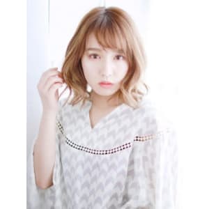 ハイトーンベージュの外はねゆるカール - hair make nalu 荻窪西口 白山神社参道通り店【ヘアメイクナルオギクボニシグチハクサンジンジャサンドウドオリ】掲載中