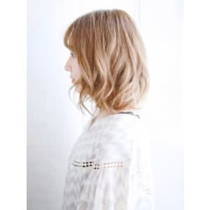 ハイトーンベージュの外はねゆるカール - hair make nalu 荻窪西口 白山神社参道通り店【ヘアメイクナルオギクボニシグチハクサンジンジャサンドウドオリ】掲載中