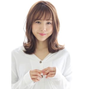 外ハネ小顔ミディアム
