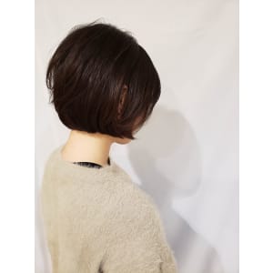 女性らしい丸みあるナチュラル前下がりボブ