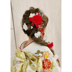 可愛い編みおろしヘアと振袖で卒業式