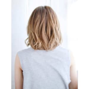 ハイトーンベージュの外はねゆるカール - hair make nalu 荻窪西口 すずらん通り店【ヘアメイク ナル オギクボニシグチテン スズランドオリテン】掲載中