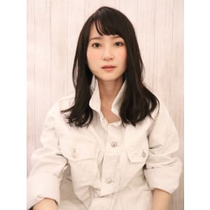黒髪が引き立つミディアム