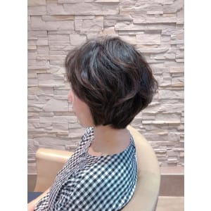 ショートボブのアレンジ自在、ゆるふわ＆ストレートヘア
