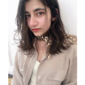 抜け感のある柔らかいナチュラルパーマセミミディ３