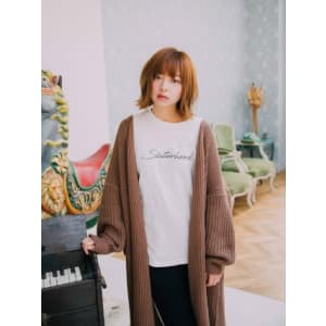 明るいベージュカラーのぱっつんボブ