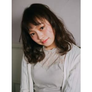キュート感が良いバングありミディ