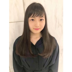 シースルーバングで軽やか！　ナチュラルストレート♪
