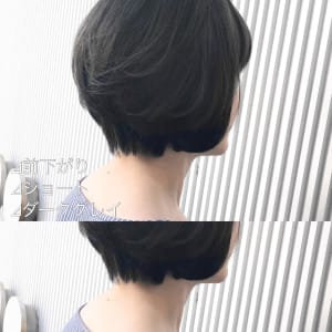 暗めグレイの前下がりショート
