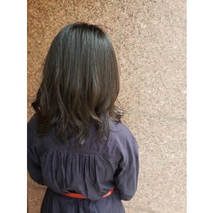 落ち着いたフェミニンミディアムヘア