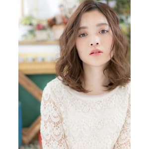 女らしさ溢れるアシンメトリーほつれカール　エアリーウェーブ