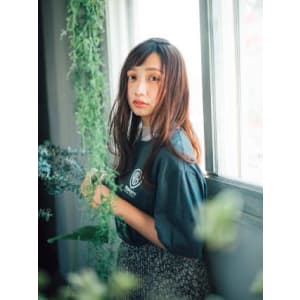 ショートバングで個性派ロングスタイル
