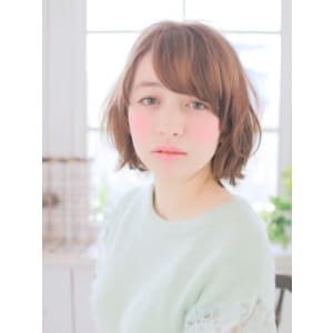 おろし流しの前髪が人気のボブスタイル