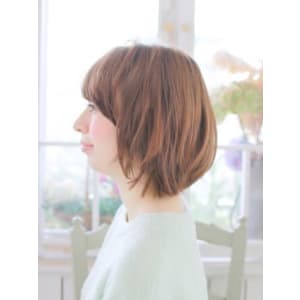 おろし流しの前髪が人気のボブスタイル