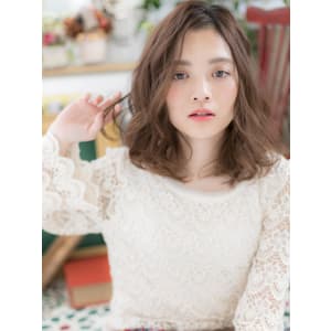 女らしさ溢れるアシンメトリーほつれカール　ボリュームカール