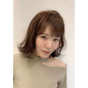 切りっぱなしボブの柔らかベージュカラー