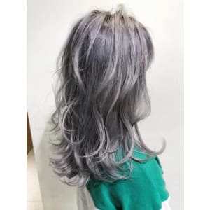 グレー