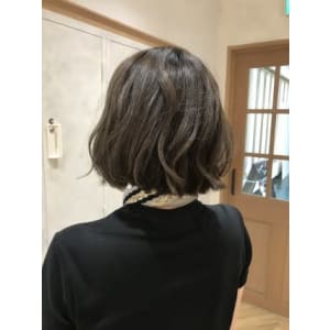 外ハネ切りっぱなしボブ