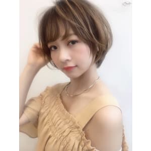 ひし形小顔前下がりショートボブ