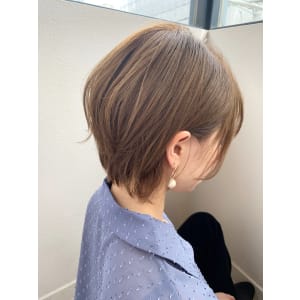 くびれ美シルエットな小顔大人ショート