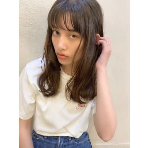 顔まわりのレイヤーで小顔にみせる束感セミディ