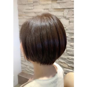 オイルカラーで艶抜群！襟足フィットのショートボブ