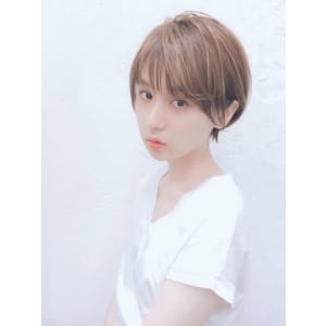 パーマなしで決まる 大人かわいいショート
