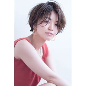 顔まわりにかかるヘアーがセクシー夏ショート　 AKI-482