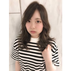 ハイライトが効果的!　”３Dアッシュブラウン”♪