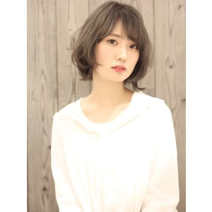 小顔　外はねエアリーショート　グレージュ