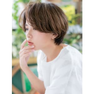 センターパートの大人顔ハンサムショート　マッシュショート