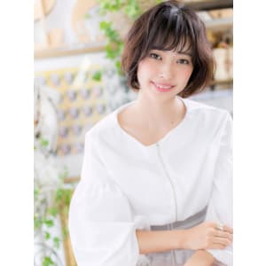 耳かけも◎斜めバング×前下がりの黒髪大人ボブ　ふんわりボブ