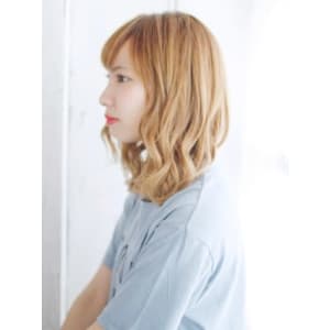 ハイトーンベージュの波カールスタイル