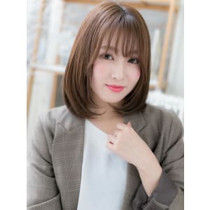 斜めバング×外国人風カラーのツヤ感セミディ　ベージュカラー