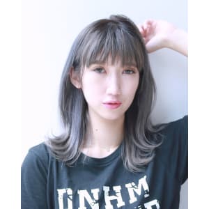 外ハネミディアムヘア