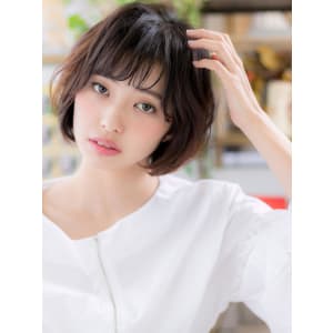 耳かけも◎斜めバング×前下がりの黒髪大人ボブ　無造作