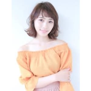 ナチュラル＆ムーディが今っぽい！ 大人おしゃれな外ハネミディ