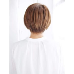 大人可愛いショートボブスタイル